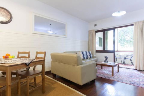 B2 Crawley Apartment 1 BRM & Sleepout Near UWA - Accommodation VIC 1