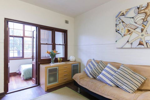B3 Crawley Apartment 1 BRM & Sleepout Near UWA - Accommodation VIC 3