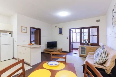B3 Crawley Apartment 1 BRM & Sleepout Near UWA - Accommodation VIC 2