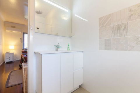 B7 Crawley Apartment 1 BRM & Sleepout Near UWA - Accommodation VIC 0