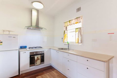B8 Crawley Apartment 1 BRM & Sleepout Near UWA - Accommodation VIC 2