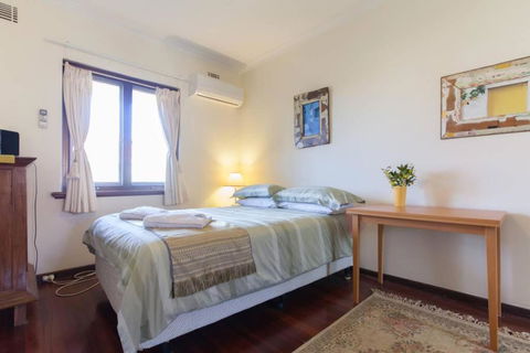 B8 Crawley Apartment 1 BRM & Sleepout Near UWA - Accommodation VIC 3