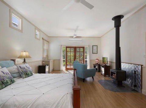 Barney Creek Vineyard Cottages - Accommodation VIC 3
