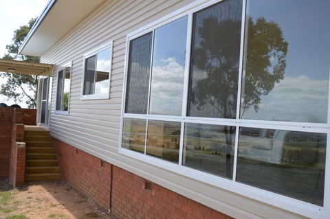 BATHURST GOLDFIELDS RESIDENCE On MOUNT PANORAMA - Accommodation VIC 3