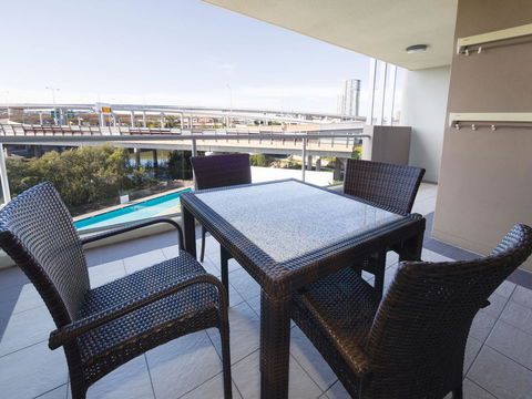 Oaks Brisbane Mews Suites - Accommodation VIC 4