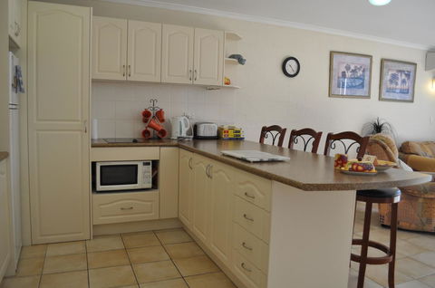 Burleigh Palms Holiday Apartments - Accommodation VIC 18