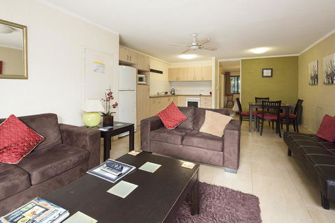 Burleigh Palms Holiday Apartments - Accommodation VIC 36