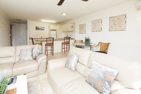 Burleigh Palms Holiday Apartments - Accommodation VIC 25