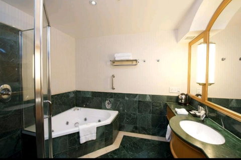Deluxe King Room In Gold Tower - Accommodation VIC 4