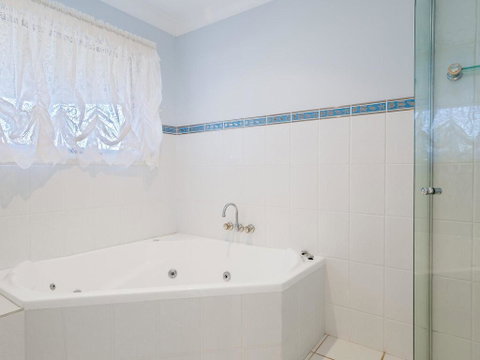 'GrandView', 10 Grandview Close - Huge House With Water Views, Aircon, WIFI, Netflix, Foxtel & Billiard Table - Accommodation VIC 2