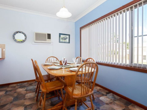 'Rutland', 1/13 Cromarty Road - Pet Friendly, Boat Parking, Water Views, Air Con - Accommodation VIC 1