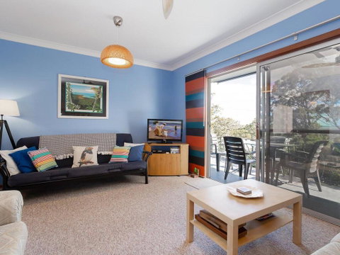 'Rutland', 1/13 Cromarty Road - Pet Friendly, Boat Parking, Water Views, Air Con - Accommodation VIC 3