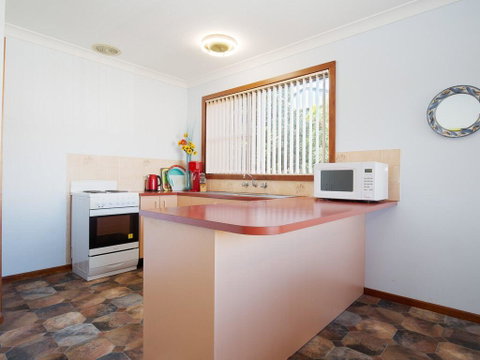 'Rutland', 1/13 Cromarty Road - Pet Friendly, Boat Parking, Water Views, Air Con - Accommodation VIC 2