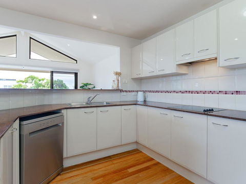 'Sandy Point Haven', 21a Sandy Point Rd - Stylish Haven With WIFI, Air Conditioning & Water Views - Accommodation VIC 2