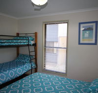 1 Naiad Court - Lowset family home with swimming pool and covered deck. Pet friendly - Accommodation VIC