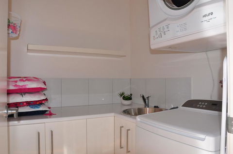 10 Double Island Drive - Modern Family Home, Centrally Located, Swimming Pool & Outdoor Area - Accommodation VIC 3