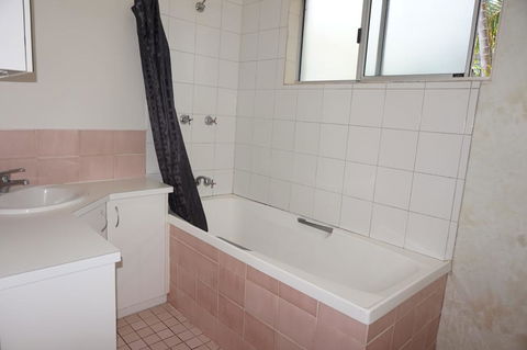 11 Bomburra Court - Rainbow Beach, Comfortable Beach House, Plenty Of Boat Parking - Accommodation VIC 1