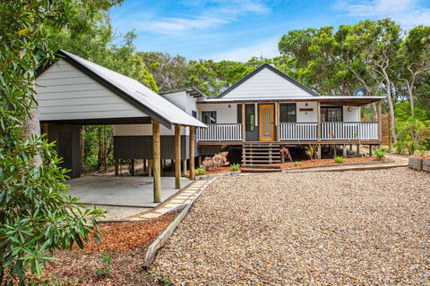 11 Naiad Court - Rainbow Shores, Fantastic Family Retreat, Swimming Pool, 200m To Beach, Free Wi-Fi - Accommodation VIC 3
