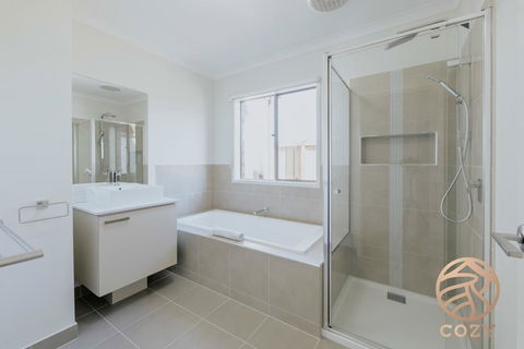 118 Refreshing 3BR Werribee Family House - Accommodation VIC 1