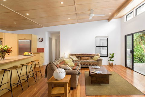 12 Naiad Court- Pool, Sleeps 8, Close To Beach - Accommodation VIC 3