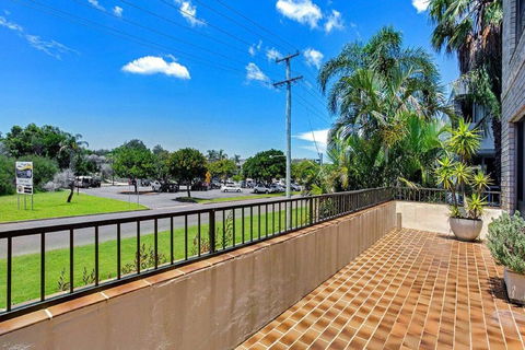 14 'THE DUNES', 38 MARINE DR - LARGE UNIT WITH POOL, TENNIS COURT AND DIRECTLY ACROSS FROM FINGAL - Accommodation VIC 2
