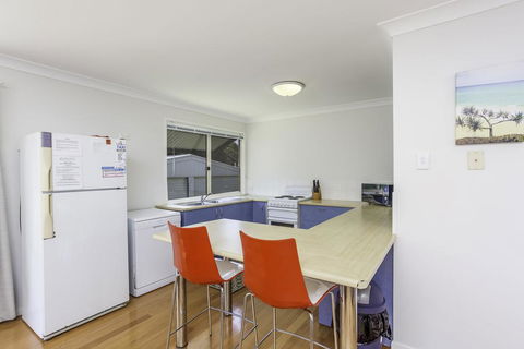 14 Zircon Street - Centrally Located Family Home With Covered Deck, Close To Patrolled Beach & Shops - Accommodation VIC 1