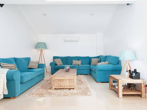 15 'The Moorings', 4 Cromarty Road - Stunning With Water Views & Pool - Accommodation VIC 2