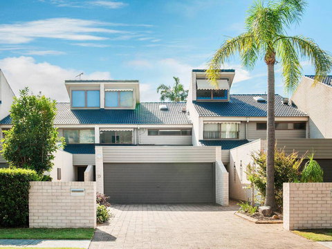 15 'The Moorings', 4 Cromarty Road - Stunning With Water Views & Pool - Accommodation VIC 0