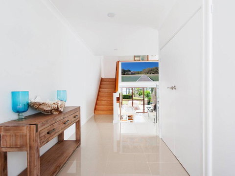 15 'The Moorings', 4 Cromarty Road - Stunning With Water Views & Pool - Accommodation VIC 1