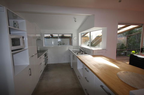 15 Belle Court - Modern, Architect Designed, Open Plan Holiday Home With Outdoor Shower - Accommodation VIC 3