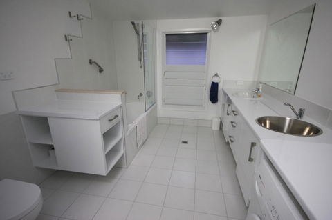 15 Belle Court - Modern, Architect Designed, Open Plan Holiday Home With Outdoor Shower - Accommodation VIC 2