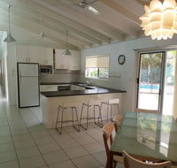 15 Larapinta Court - Family home with swimming pool in a quiet street and central location close to CBD - Accommodation VIC