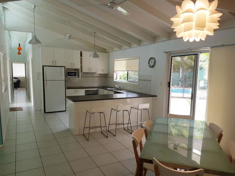 15 Larapinta Court - Family Home With Swimming Pool In A Quiet Street And Central Location Close To CBD - Accommodation VIC 0