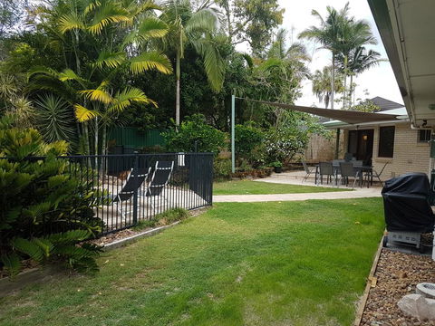 15 Larapinta Court - Family Home With Swimming Pool In A Quiet Street And Central Location Close To CBD - Accommodation VIC 3