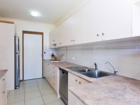 16 'The Moorings' 4 Cromarty Road - Waterfront Property With Pool & Air Conditioning - Accommodation VIC 1