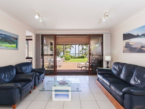 16 'The Moorings' 4 Cromarty Road - Waterfront Property With Pool & Air Conditioning - Accommodation VIC 0