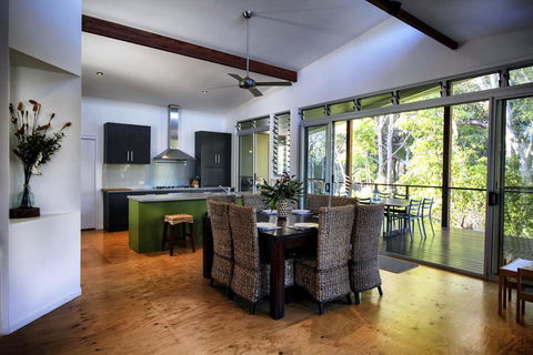 17 Naiad Court - Modern, Open Plan Family Home With Covered Outdoor Area And Double Lock-up Garage - Accommodation VIC 2