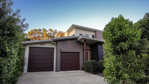 17 Naiad Court - Modern, Open Plan Family Home With Covered Outdoor Area And Double Lock-up Garage - Accommodation VIC 0