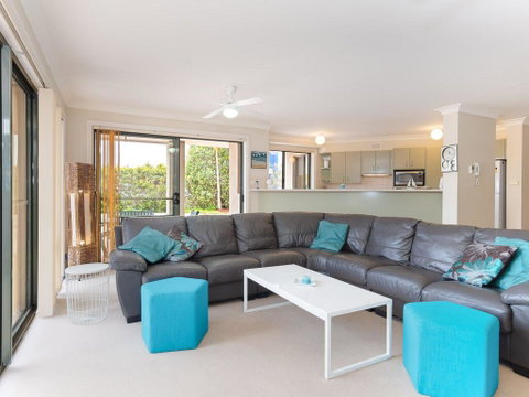 2 'Peninsula Waters' - Three Bedroom Unit With Spacious Private Courtyard & WIFI - Accommodation VIC 1
