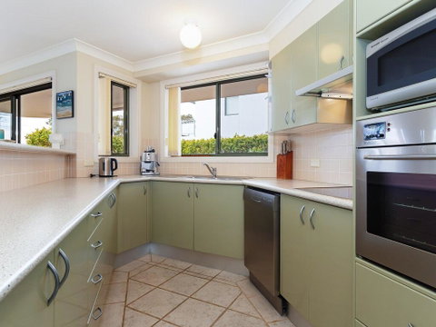 2 'Peninsula Waters' - Three Bedroom Unit With Spacious Private Courtyard & WIFI - Accommodation VIC 0