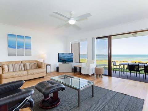 2 'The Pelicans' 53 Soldiers Point Road - Ground Floor Unit On The Waterfront - Accommodation VIC 2