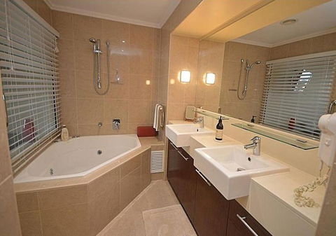 2 BDR/Apt/Foxtel/WiFi/Pool/parking/Spa/Hervey Bay - Accommodation VIC 2