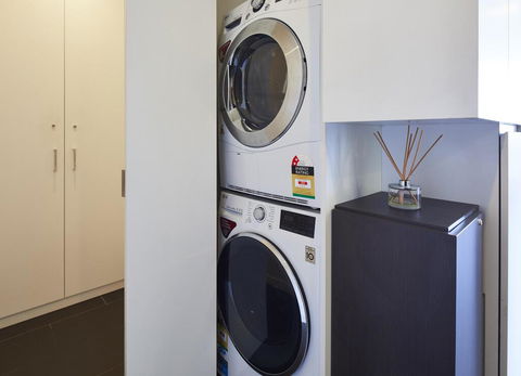 2 Bdrm 2 Bthrm Apt With Balcony Views Pool And Gym - Accommodation VIC 3