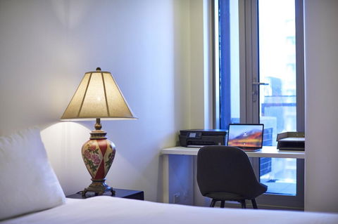 2 Bdrm 2 Bthrm Apt With Balcony Views Pool And Gym - Accommodation VIC 2