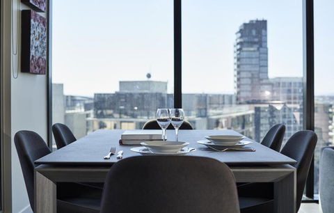 2 Bdrm 2 Bthrm Apt With Balcony Views Pool And Gym - Accommodation VIC 1