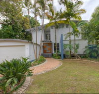 2 Satinwood Drive - Rainbow Shores Executive Level Beach House Pool Walk to Beach - Accommodation VIC