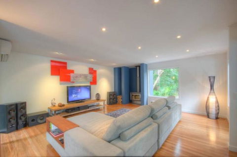 2 Satinwood Drive - Rainbow Shores, Executive Level Beach House, Pool, Walk To Beach - Accommodation VIC 2
