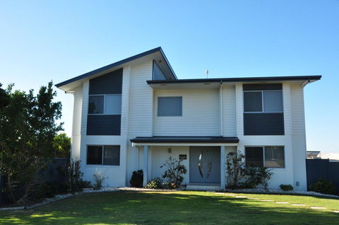 21 Tingira Close - Family Home In A Quiet Street Enjoying Ocean Views - Accommodation VIC 0
