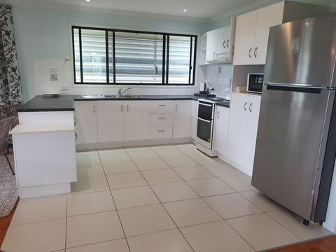27 Bomburra Court - Rainbow Beach, Spacious, Comfortable, Large Deck, Private - Accommodation VIC 3
