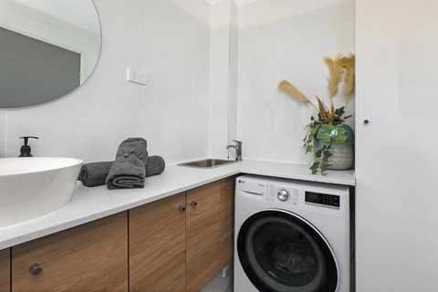 CANAL7-ON THE MOOLOOLABA CANAL! - Accommodation VIC 4